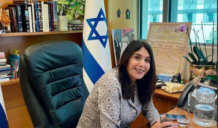  تمديد خدمة النقل العام المجاني للمهجرين حتى 25 أبريل/نيسان.